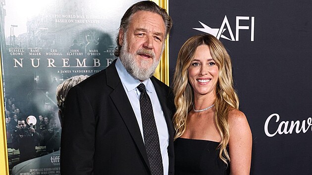Russell Crowe s přítelkyní Britney Theriotovou (Los Angeles, 24. října 2025)