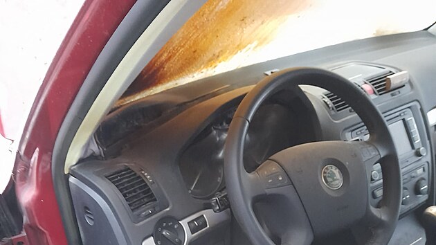 Auto v Jívce skončilo po srážce se srnou v příkopu. Řidič si přitápěl a nastal požár. (26. listopadu 2025)