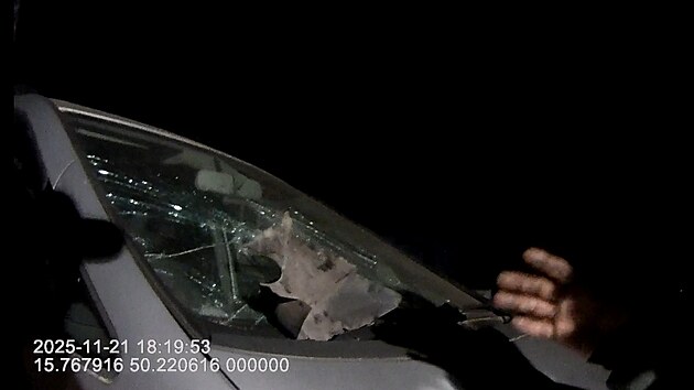 Rozbité sklo auta ve Svobodných Dvorech