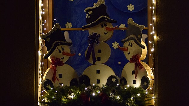 Originální adventní kalendář s rozsvícenými čísly mají například v Chrástu u Plzně. Takto pěkně měli vyzdobenou třináctku.