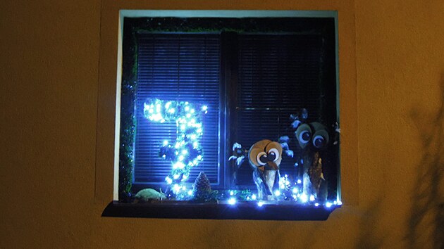 V Chrástu u Plzně svítilo v jednom z oken číslo sedm, autor nápadu k němu přidal i veselé ptáčky.