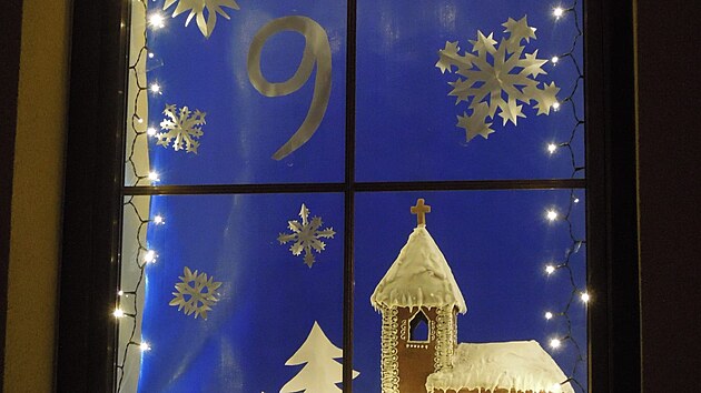 Devítka v chrásteckém okně byla zasněžená a doplněná kostelíkem.