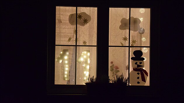 Děti, které hledaly v Chrástu u Plzně číslo 11, vyhlížel v okně sněhulák.