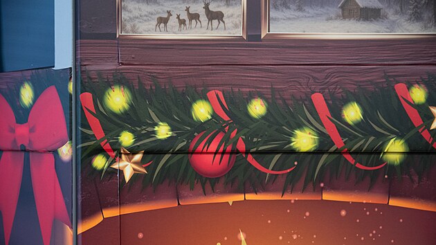 Pracovníci dopravních podniků v Plzni polepují vánoční tramvaj. Ta letošní bude výrazně jiná než v předchozích letech.