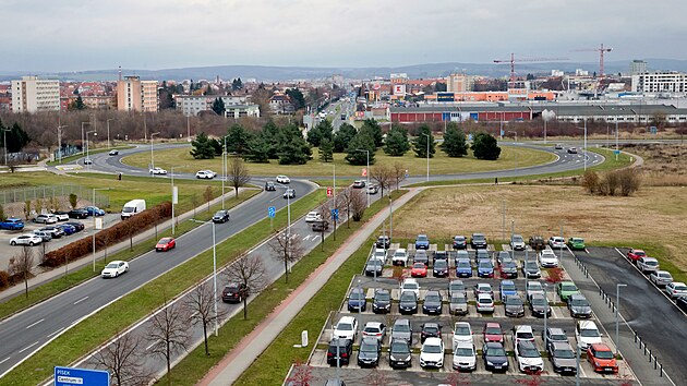 Kruhový objezd na Borských polí, na křížení Sukovy, Folmavské, Goldscheiderovy ulice a klatovského přivaděče k D5, má mít v budoucnu podobu turbokřižovatky se semafory. (20. listopadu 2025)