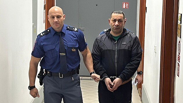 Krajský soud v Plzni vyměřil Štefanu R. za loňský útok mačetou deset let nepodmíněně. (25. listopadu 2025)