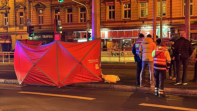 Policejní auto srazilo v Plzeňské ulici v Praze chodce, ten na místě zemřel. (28. listopadu 2025)