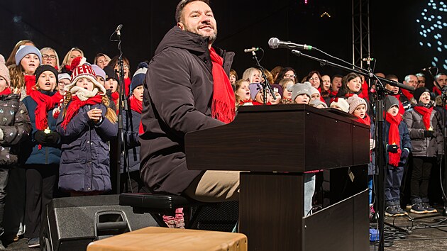 Zpěvák Marek Ztracený vystoupil v Tymákově s dětským pěveckým sborem během slavnosti k rozsvěcení vánočního stromu. (30. listopadu 2025)