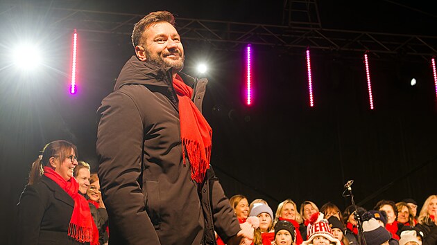 Zpěvák Marek Ztracený vystoupil v Tymákově s dětským pěveckým sborem během slavnosti k rozsvěcení vánočního stromu. (30. listopadu 2025)