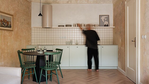 Byt 2+kk s balkonem - pracovní prostor tvoří skříňky v lehce mintovém nádechu