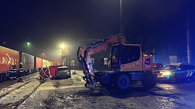 Nákladní vlak srazil v sobotu večer ve stanici Stará Boleslav dva lidi. (29. listopadu 2025)