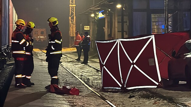 Nákladní vlak srazil v sobotu večer ve stanici Stará Boleslav dva lidi. (29. listopadu 2025)