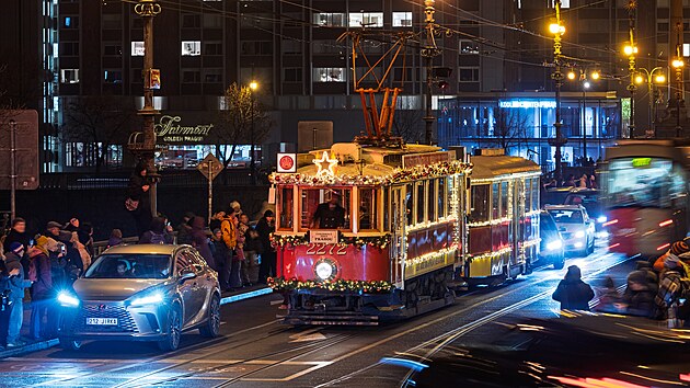 Po celý advent až do Tří králů mohou cestující potkávat v pražských ulicích vánočně nazdobené tramvaje, autobusy i trolejbus. (29. listopadu 2025)