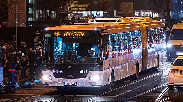 Po celý advent až do Tří králů mohou cestující potkávat v pražských ulicích vánočně nazdobené tramvaje, autobusy i trolejbus. (29. listopadu 2025)