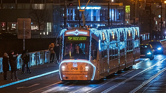 Po celý advent až do Tří králů mohou cestující potkávat v pražských ulicích vánočně nazdobené tramvaje, autobusy i trolejbus. (29. listopadu 2025)