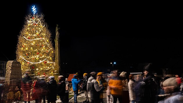 Slavnostní rozsvícení vánočního stromku na Novém Hrádku si místní užili s punčem a koledami. (30. listopadu 2025)