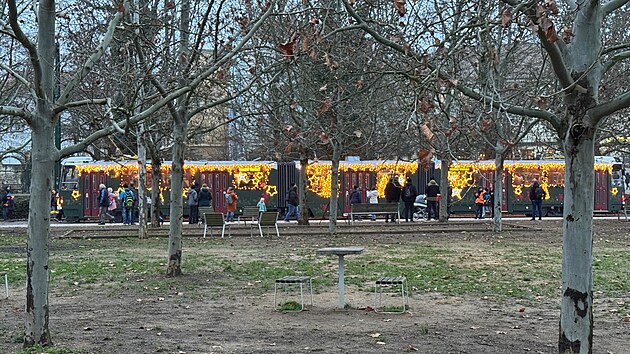 Vánoční tramvaj už jezdí. První zájemci se s ní svezli o první adventní neděli. (30. listopadu 2025)