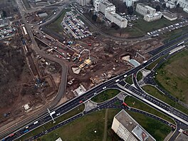 Dělníci na stavbě křižovatky Mileta v Hradci Králové postupují na přeložkách...