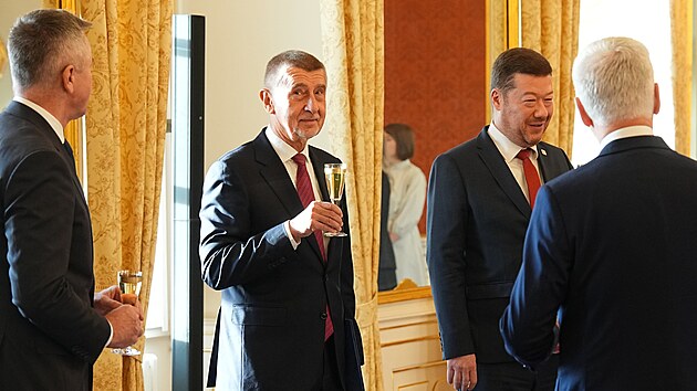 Nově jmenovaný premiér Andrej Babiš slaví své jmenování přípitkem. (9. prosince 2025)