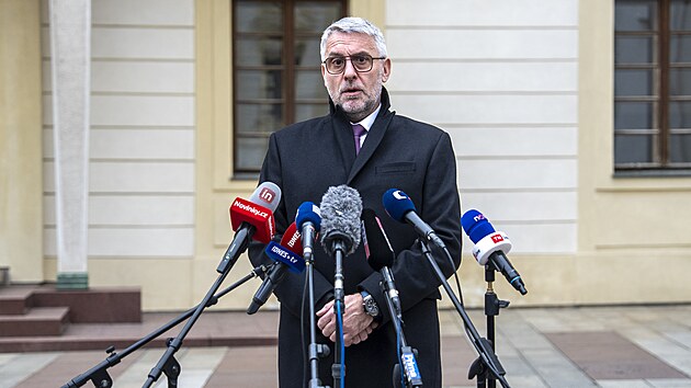 Lubomír Metnar (ANO) odpovídá novinářům na dotazy po konzultacích s prezidentem Petrem Pavlem. (2. prosince 2025)