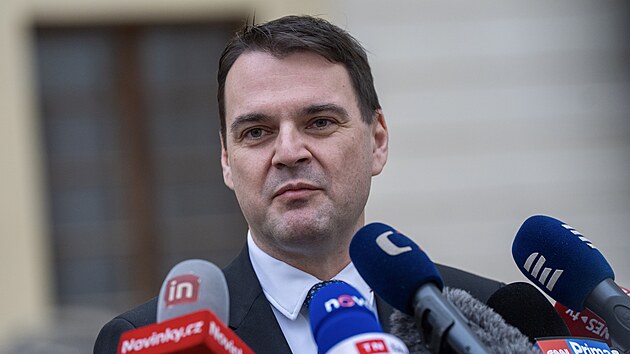 Petr Macinka (Motoristé) odpovídá novinářům na dotazy po skončení schůzky s prezidentem Petrem Pavlem. (4. prosince 2025)