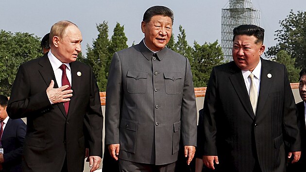 Putin, Si Ťin-pching a Kim. Povídají si o tom, jak by bylo fajn, kdyby mohli žít věčně. O tři desetiletí mladšího Kima to zatím tolik netrápí.