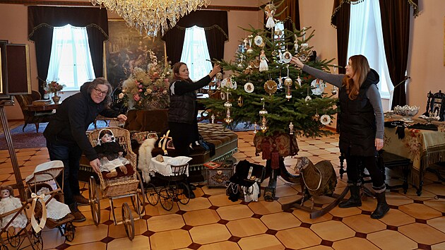 Mimořádný prohlídkový okruh na zámku v Hradci nad Moravicí se jmenuje „Vánoce u knížete Lichnovského“ ve viktoriánském elegantním stylu. Na zámku je v období adventu a Vánoc otevřeno 5.-7., 13.-14., 20.-21., 26.-31. 12. 2025 od 10:00 do 15:00. (2. prosince 2025)