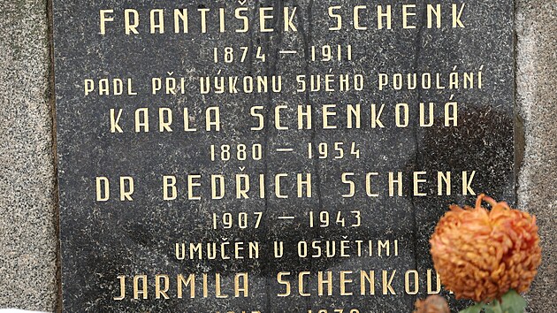 Pomník strážmistra Františka Schenka, kterého v roce 1911 zastřelil lupič. Pomník stojí na Ústředním hřbitově Slezské Ostravy.