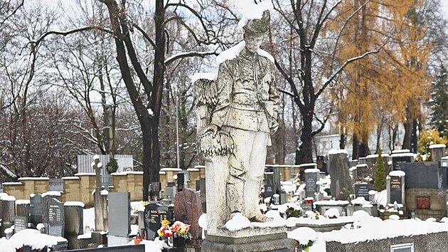 Pomník strážmistra Františka Schenka, kterého v roce 1911 zastřelil lupič. Pomník stojí na Ústředním hřbitově Slezské Ostravy.
