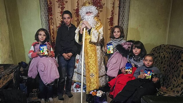 Diecézní charita ostravsko-opavská uspořádala speciální Mikulášskou nadílku, která plní přání dětí na Ruskem napadené Ukrajině.