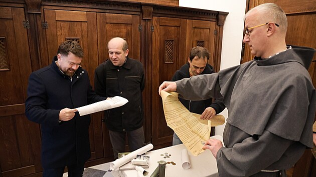 Pracovníkům Státního okresního archivu Bruntál se sídlem v Krnově se již podařilo zdigitalizovat obsah pamětní schránky, která byla nalezena při opravě báně poutního kostela na Cvilíně a k jejímuž otevření došlo v pátek 14. listopadu 2025.