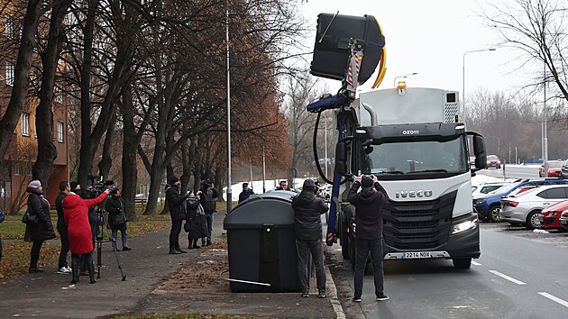Nový popelářský vůz s boční nakládkou od společnosti OZO Ostrava začal jezdit po krajském městě. (1. prosince 2025)