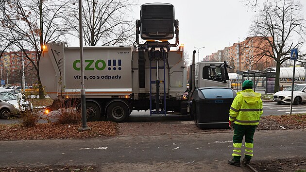Nový popelářský vůz s boční nakládkou od společnosti OZO Ostrava začal jezdit po krajském městě. (1. prosince 2025)