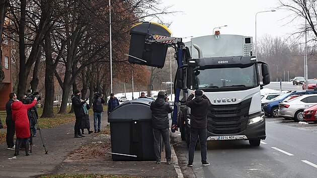Nový popelářský vůz s boční nakládkou od společnosti OZO Ostrava začal jezdit po krajském městě. (1. prosince 2025)