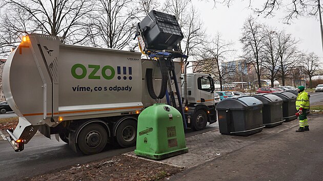 Nový popelářský vůz s boční nakládkou od společnosti OZO Ostrava začal jezdit po krajském městě. (1. prosince 2025)