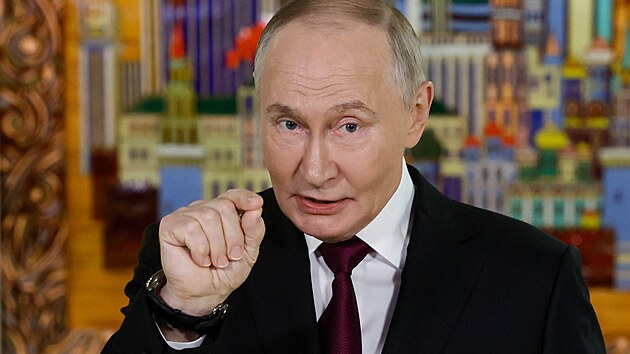 Ruský prezident Vladimir Putin gestikuluje při svém projevu na plenárním zasedání investičního fóra VTB v Moskvě. (2. prosince 2025)