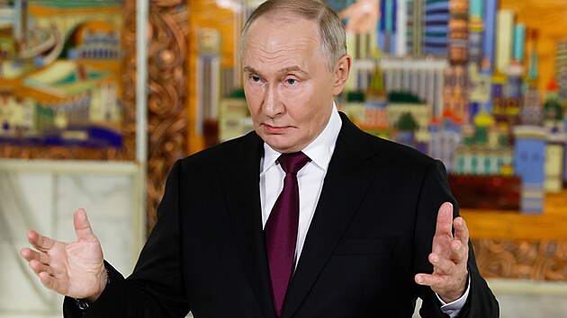 Ruský prezident Vladimir Putin gestikuluje při svém projevu na plenárním zasedání investičního fóra VTB v Moskvě. (2. prosince 2025)