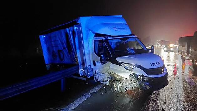 Na dálnici D1 u Velkého Meziříčí bouralo hned pět aut najednou. (4. prosince 2025)