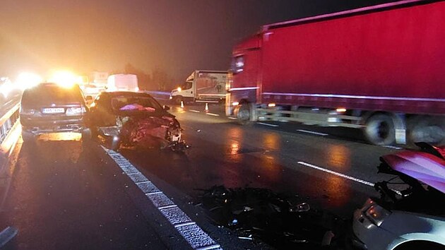 Na dálnici D1 u Velkého Meziříčí bouralo hned pět aut najednou. (4. prosince 2025)