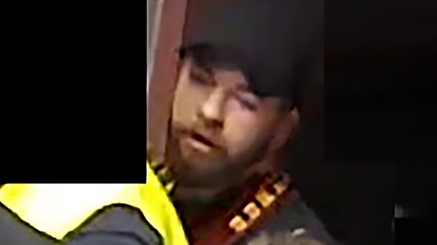 Policie žádá občany, kteří poznají muže na fotografii, aby se ozvali na tísňovou linku 158.