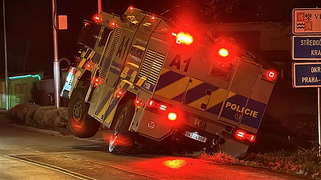 Do příkopu u silnice na okraji Prahy zajel policejní ostřikovač. (2. prosince 2025)
