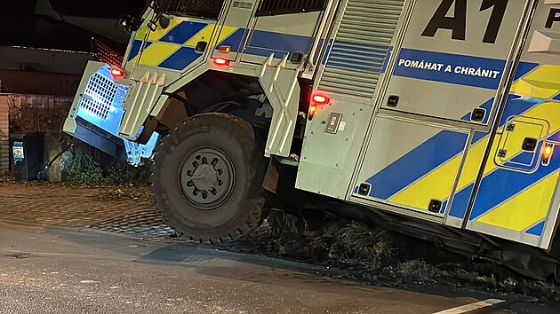 Do příkopu u silnice na okraji Prahy zajel policejní ostřikovač. (2. prosince 2025)