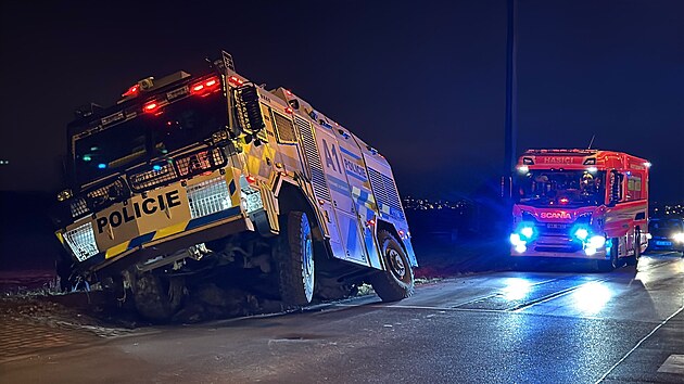 Policejní stříkač se zasekl ve škarpě. (2. prosince 2025)