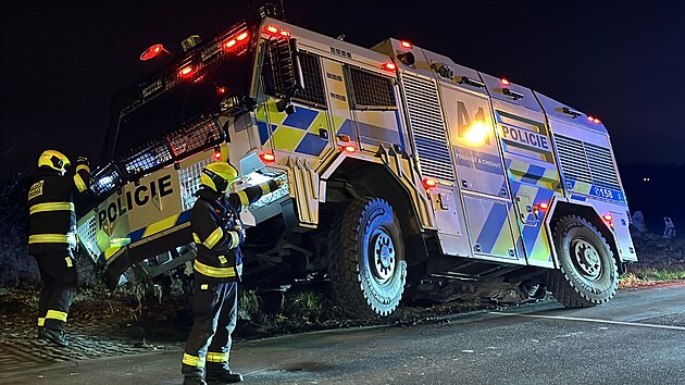 Hasiči zasahují u policejního stříkače, který se zasekl ve škarpě. (2. prosince 2025)