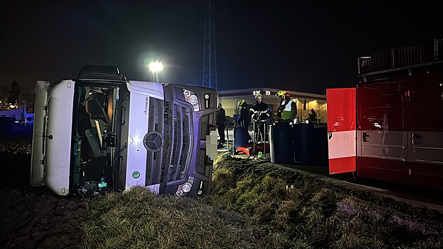 Řidič nákladního vozu sjel v Měšicích do příkopu u silnice. (9. prosince 2025)