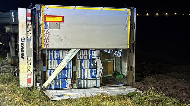 Řidič nákladního vozu sjel v Měšicích do příkopu u silnice. (9. prosince 2025)