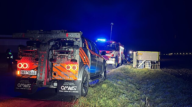 Řidič nákladního vozu sjel v Měšicích do příkopu u silnice. (9. prosince 2025)