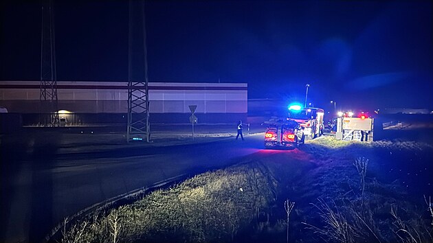 Řidič nákladního vozu sjel v Měšicích do příkopu u silnice. (9. prosince 2025)