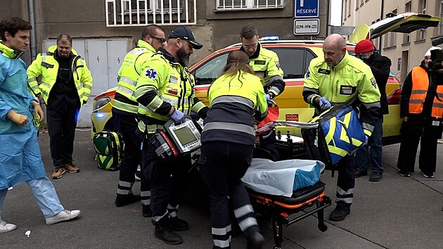 Boj o každou minutu u srdeční zástavy pokračuje. ECMO zvýšilo naději na přežití
