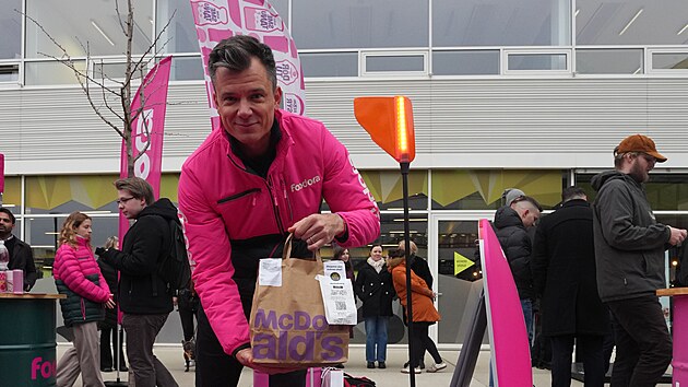 Foodora představila autonomní robotická vozítka, která budou rozvážet jídlo, začnou na Praze 8. Na fotce ředitel Adam Kolesa. (2. prosince 2025)